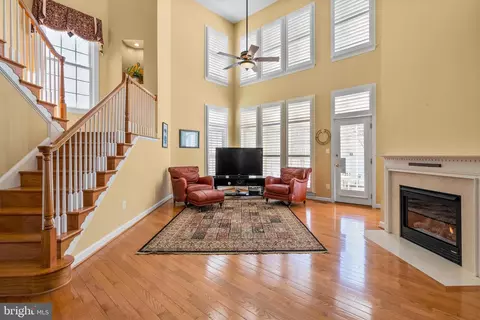 Living - 747 Pearson Point Pl, Annapolis, MD 21401 photo 2 of 4