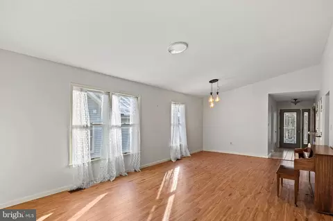 Living - 505 Coover Rd, Annapolis, MD 21401 photo 2 of 5