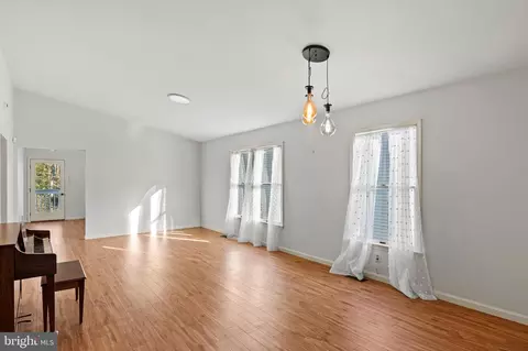Living - 505 Coover Rd, Annapolis, MD 21401 photo 1 of 5