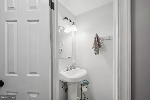Entry Way - 181 Arundel Rd, Pasadena, MD 21122 photo 8 of 9