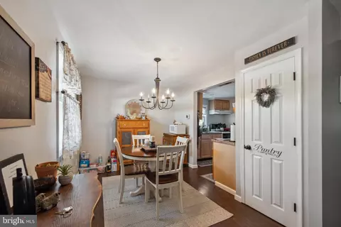 Entry Way - 181 Arundel Rd, Pasadena, MD 21122 photo 2 of 9