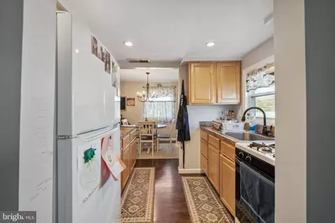 Entry Way - 181 Arundel Rd, Pasadena, MD 21122 photo 4 of 9