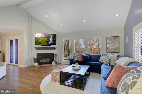 Living - 832 Coachway, Annapolis, MD 21401 photo 6 of 6