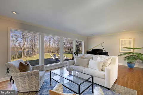 Living - 832 Coachway, Annapolis, MD 21401 photo 2 of 6