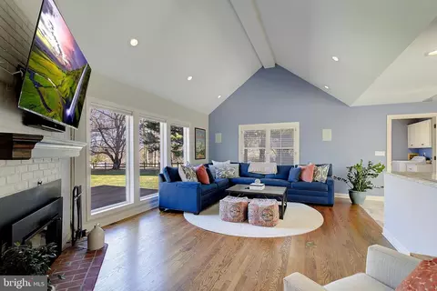 Living - 832 Coachway, Annapolis, MD 21401 photo 5 of 6
