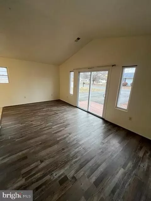 Living - 1640 Bay Ridge Rd, Edgewater, MD 21037 photo 2 of 2