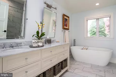 Bath - 2128 Bay Front Ter, Annapolis, MD 21409 photo 1 of 5