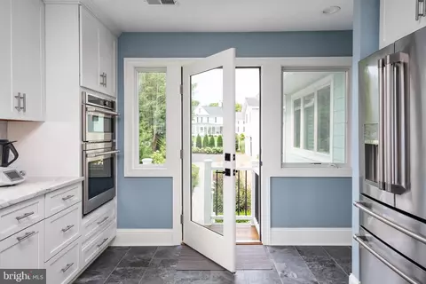 Entry Way - 2128 Bay Front Ter, Annapolis, MD 21409 photo 2 of 4