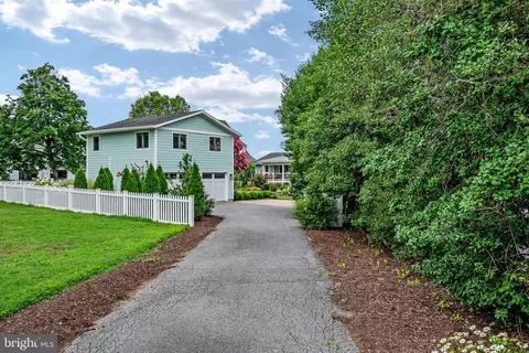 Exterior - 2128 Bay Front Ter, Annapolis, MD 21409 photo 10 of 14