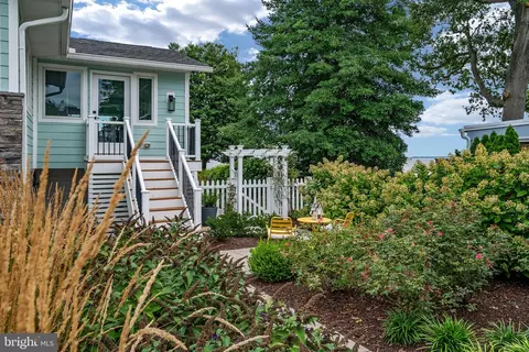 Exterior - 2128 Bay Front Ter, Annapolis, MD 21409 photo 8 of 14