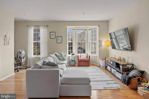 Living - 2134 Millhaven Dr #134, Edgewater, MD 21037 photo 2 of 2
