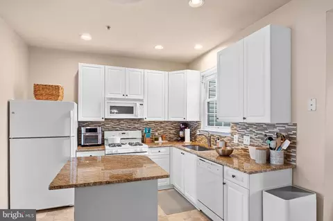Kitchen - 2134 Millhaven Dr #134, Edgewater, MD 21037 photo 2 of 2