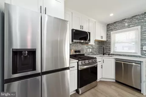 Entry Way - 701 Kingfisher Rd, Deale, MD 20751 photo 4 of 12