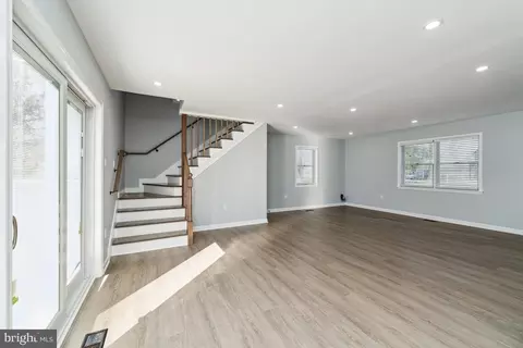 Living - 701 Kingfisher Rd, Deale, MD 20751 photo 2 of 4