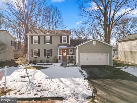 685 Swan Dr, Deale, MD 20751