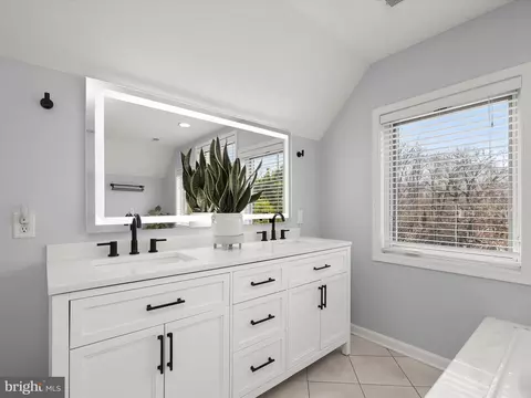 Bath - 8165 Bayside Dr, Pasadena, MD 21122 photo 5 of 6