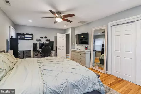 Bedroom - 2925 Chestnut Rd, Edgewater, MD 21037 photo 2 of 4