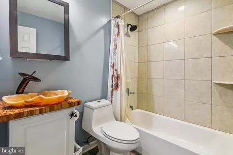 Bath - 2925 Chestnut Rd, Edgewater, MD 21037 photo 2 of 2
