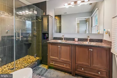 Bath - 2925 Chestnut Rd, Edgewater, MD 21037 photo 1 of 2