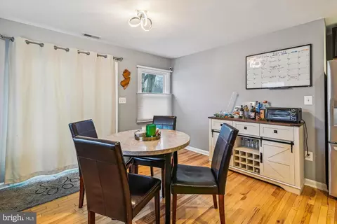 Dining - 2925 Chestnut Rd, Edgewater, MD 21037 photo 2 of 3