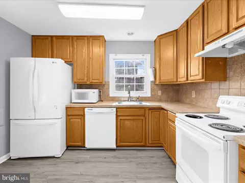 Kitchen - 1508 Cedarhurst Rd, Shady Side, MD 20764 photo 4 of 4