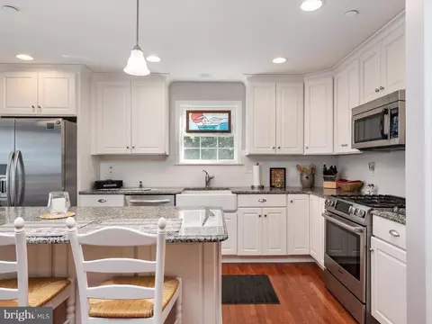 Kitchen - 2062 Knollview Ave, Pasadena, MD 21122 photo 2 of 3