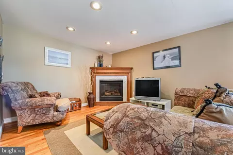 Living - 3602 S River Ter, Edgewater, MD 21037 photo 1 of 2