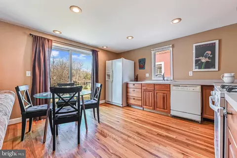 Kitchen - 3602 S River Ter, Edgewater, MD 21037 photo 2 of 2