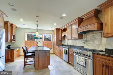 Kitchen - 2454 Vineyard Ln, Crofton, MD 21114 photo 2 of 7