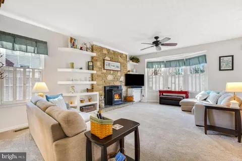 Living - 2115 Crossgate Dr, Crofton, MD 21114 photo 2 of 4
