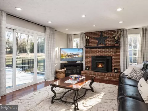 Living - 8118 Buttercup Ln E, Pasadena, MD 21122 photo 4 of 4