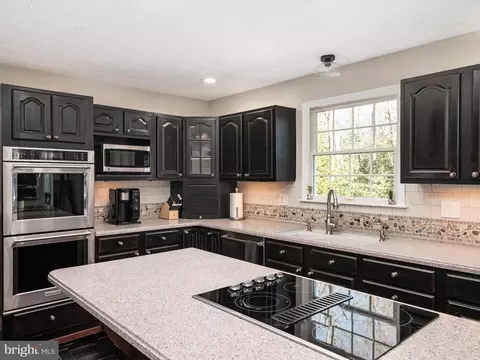 Kitchen - 8118 Buttercup Ln E, Pasadena, MD 21122 photo 4 of 6