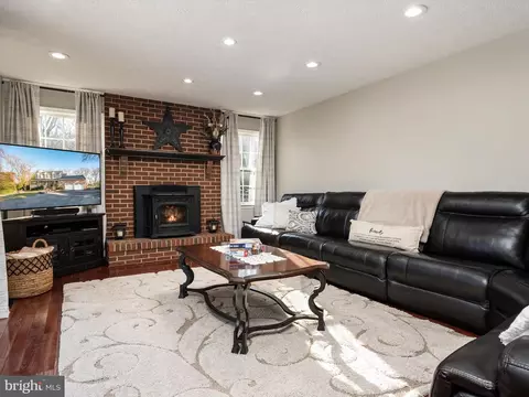 Living - 8118 Buttercup Ln E, Pasadena, MD 21122 photo 3 of 4