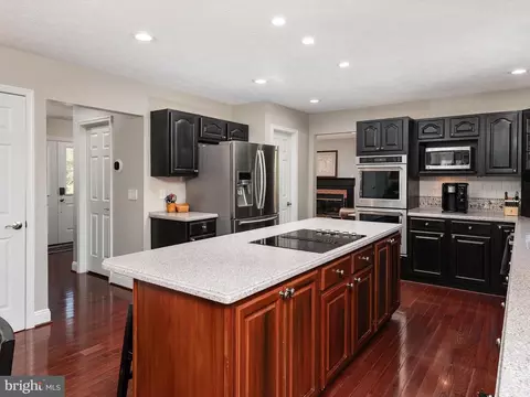 Kitchen - 8118 Buttercup Ln E, Pasadena, MD 21122 photo 5 of 6