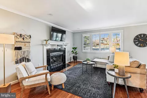 Living - 2980 Friends Rd, Annapolis, MD 21401 photo 1 of 2