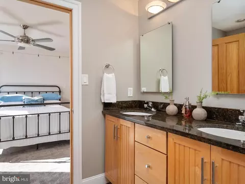 Bath - 4083 Waterview Dr, Edgewater, MD 21037 photo 4 of 6