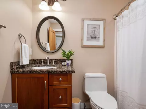 Bath - 4083 Waterview Dr, Edgewater, MD 21037 photo 5 of 6