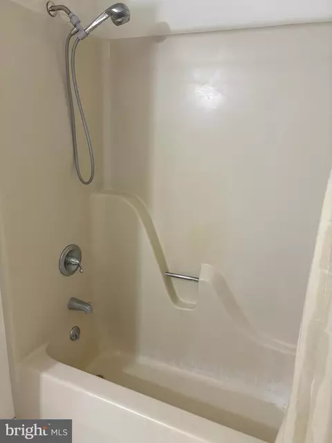 Bath - 404 Beach Dr, Annapolis, MD 21403 photo 2 of 3
