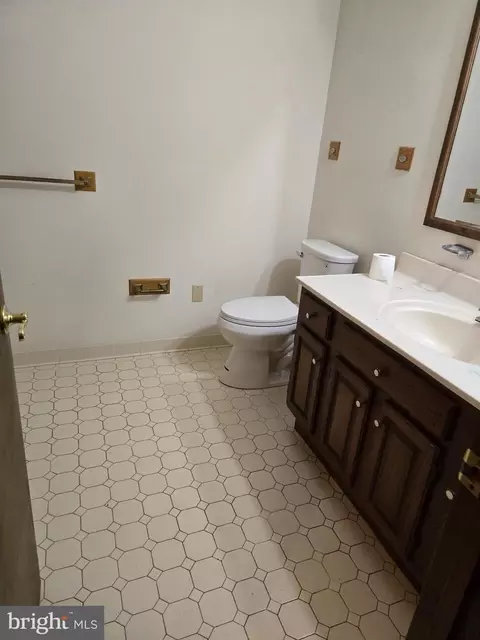 Bath - 404 Beach Dr, Annapolis, MD 21403 photo 3 of 3
