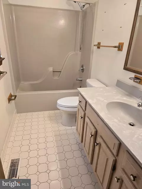 Bath - 404 Beach Dr, Annapolis, MD 21403 photo 1 of 3