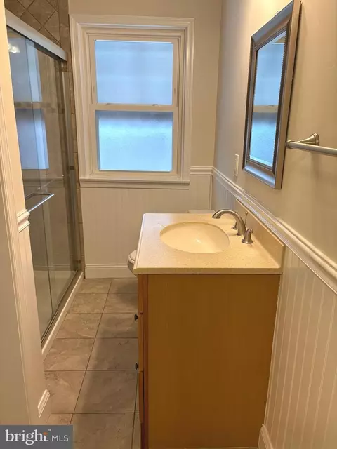 Bath - 216 W Riverview Rd, Baltimore, MD 21225 photo 2 of 4