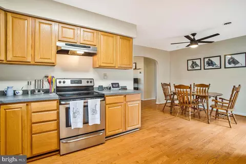 Kitchen - 7912 Belhaven Ave, Pasadena, MD 21122 photo 2 of 3