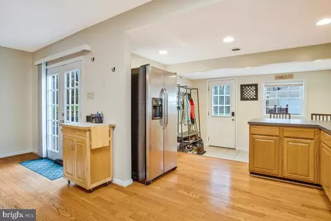 Entry Way - 7912 Belhaven Ave, Pasadena, MD 21122 photo 1 of 2