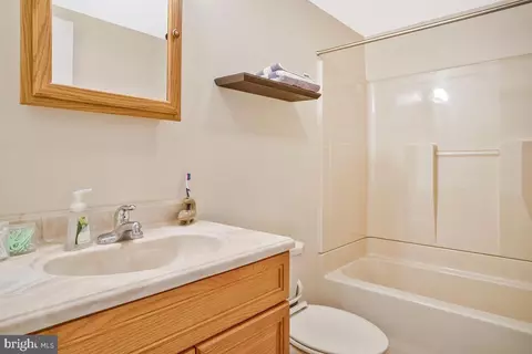 Bath - 7912 Belhaven Ave, Pasadena, MD 21122 photo 2 of 2