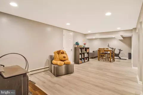 Entry Way - 7912 Belhaven Ave, Pasadena, MD 21122 photo 2 of 2