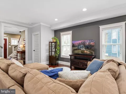 Living - 2979 Valley View Rd, Annapolis, MD 21401 photo 2 of 5