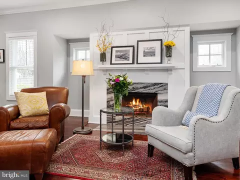 Living - 2979 Valley View Rd, Annapolis, MD 21401 photo 4 of 5
