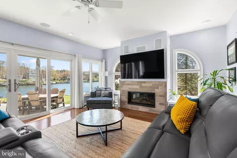 Living - 474 Riverside Dr, Pasadena, MD 21122 photo 1 of 2