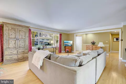 Living - 1033 Ulmstead Cir, Arnold, MD 21012 photo 1 of 1