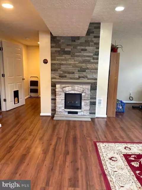Entry Way - 985 10th St, Pasadena, MD 21122 photo 2 of 2